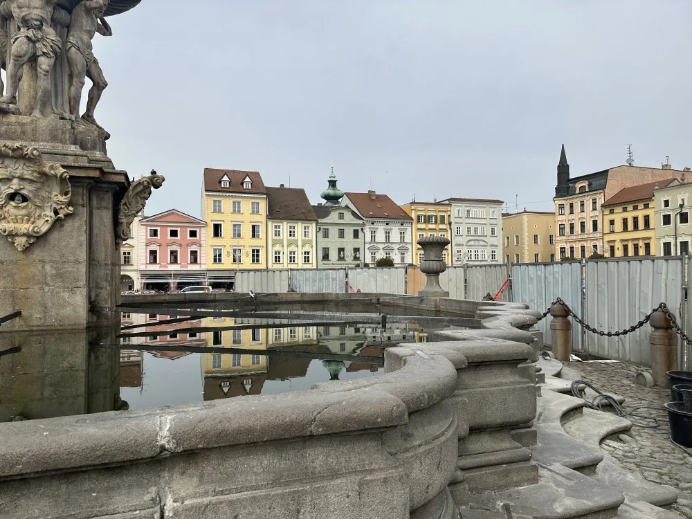 Samsonovu kašny zakrývají plechové zábrany. Opravuje se bazén