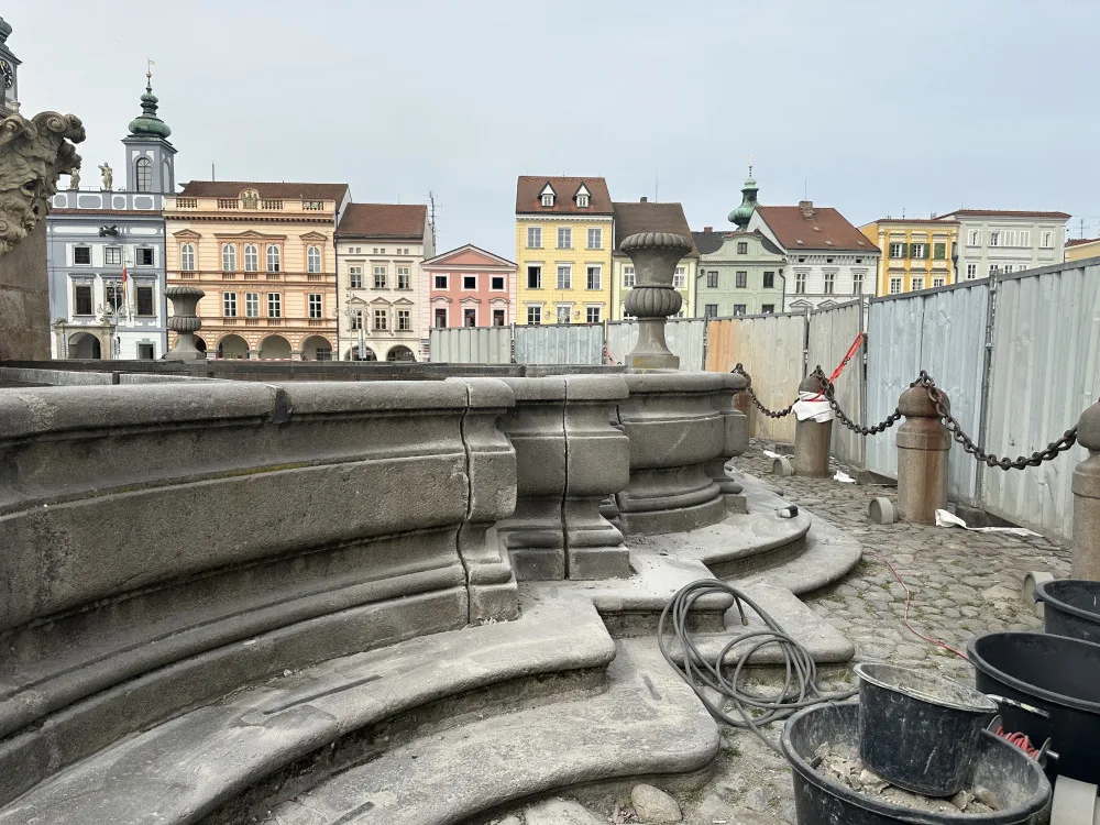 Samsonovu kašny zakrývají plechové zábrany. Opravuje se bazén