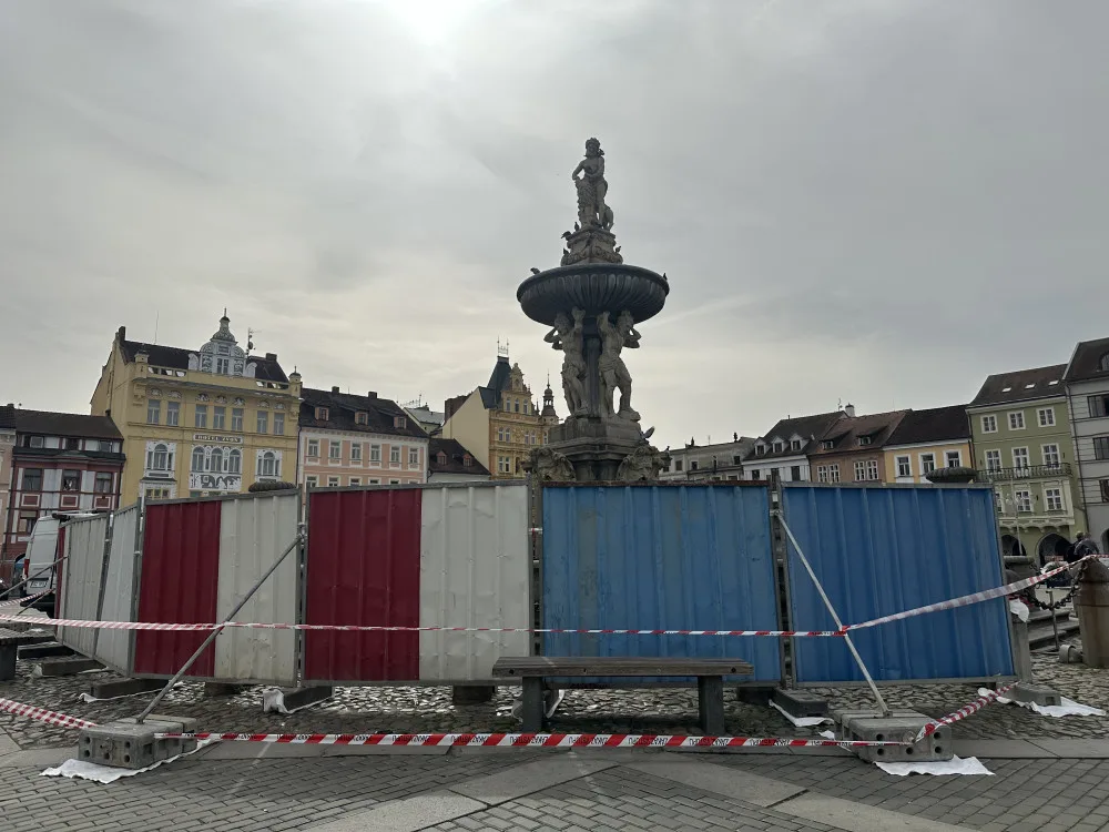 Samsonovu kašny zakrývají plechové zábrany. Opravuje se bazén