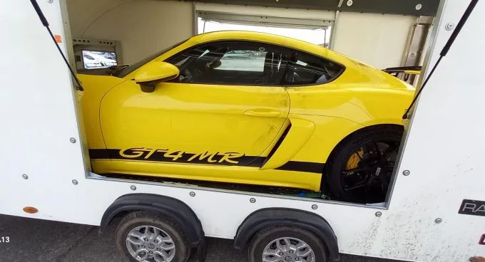 Podezřelý přívěs na parkovišti ukrýval ukradené Porsche z Německa