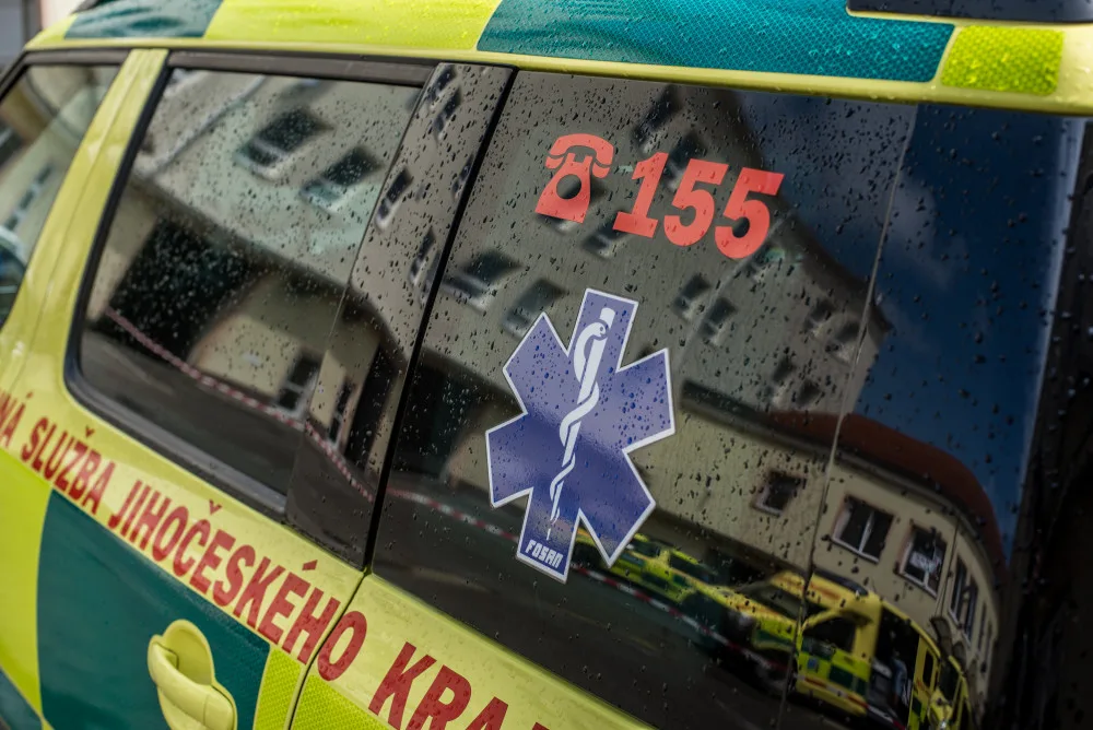 Motorkáře museli po nehodě letecky transportovat do nemocnice