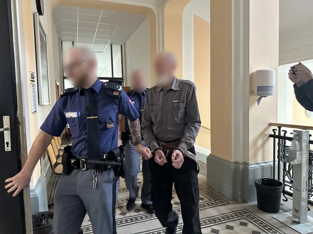 Za pohlavní zneužití nezletilé dívky jde senior na čtyři roky do vězení