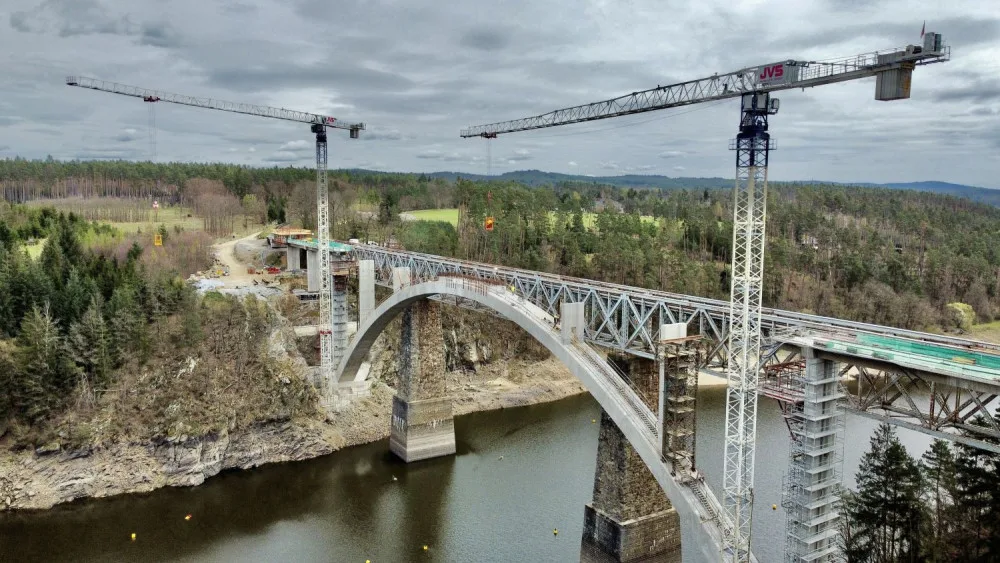 Stavbaři vybetonovali pilíře nad obloukem nového železničního mostu přes Orlík