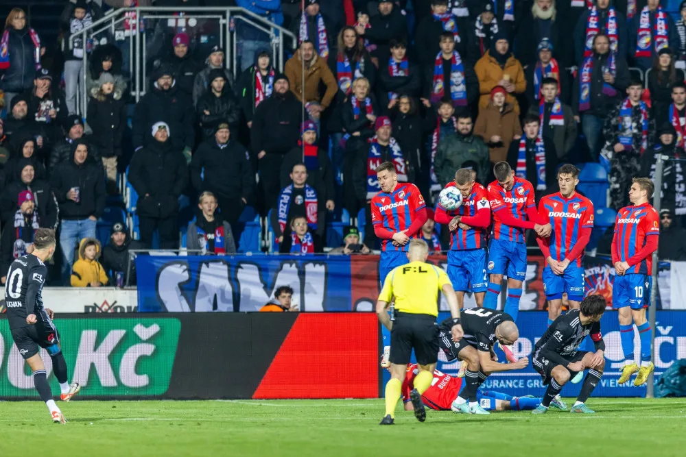 Výtržníci ze stadionu mají problém. Za odpalování pyrotechniky a za zásah brankáře kelímkem padla obvinění