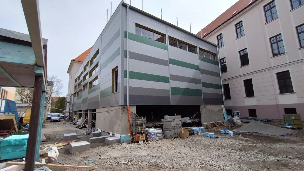 Město nechalo u dvou škol postavit nové sportovní haly. Někteří je kritizují