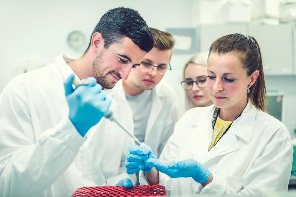 Jihočeská univerzita otevírá jedinečný studijní program Učitelství science pro SŠ