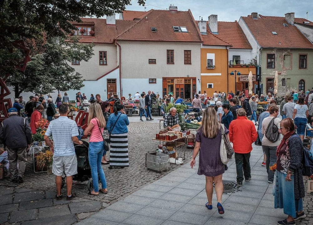 KULTURNÍ TIPY: Zajděte na Listování v Lišově, Mezinárodní den památek nebo trhy na Piarisťáku