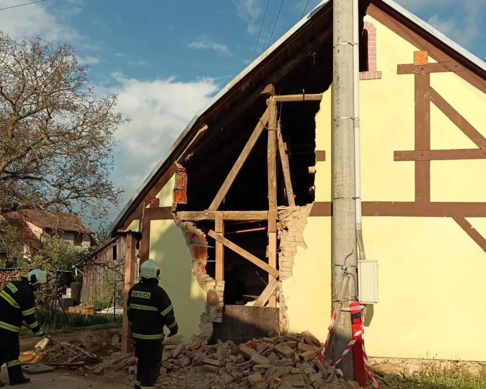 Opilá žena bez řidičáku narazila do domu. Hasiči museli část budovy strhnout