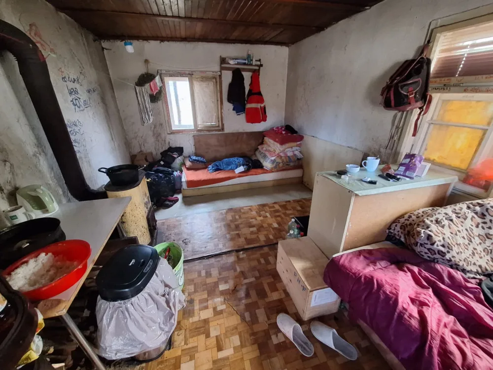 Trojice dětí žila v zahradní chatce. Bez toalety, koupelny a v otřesných podmínkách.