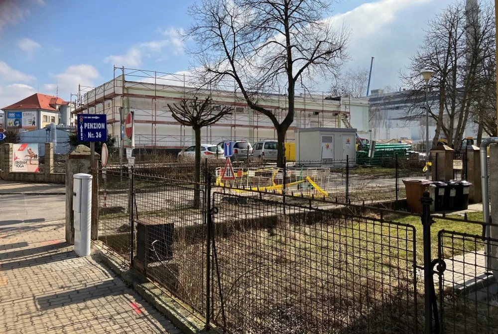 Stavba transformační stanice v Českých Budějovicích uzavře silnici přes železnici