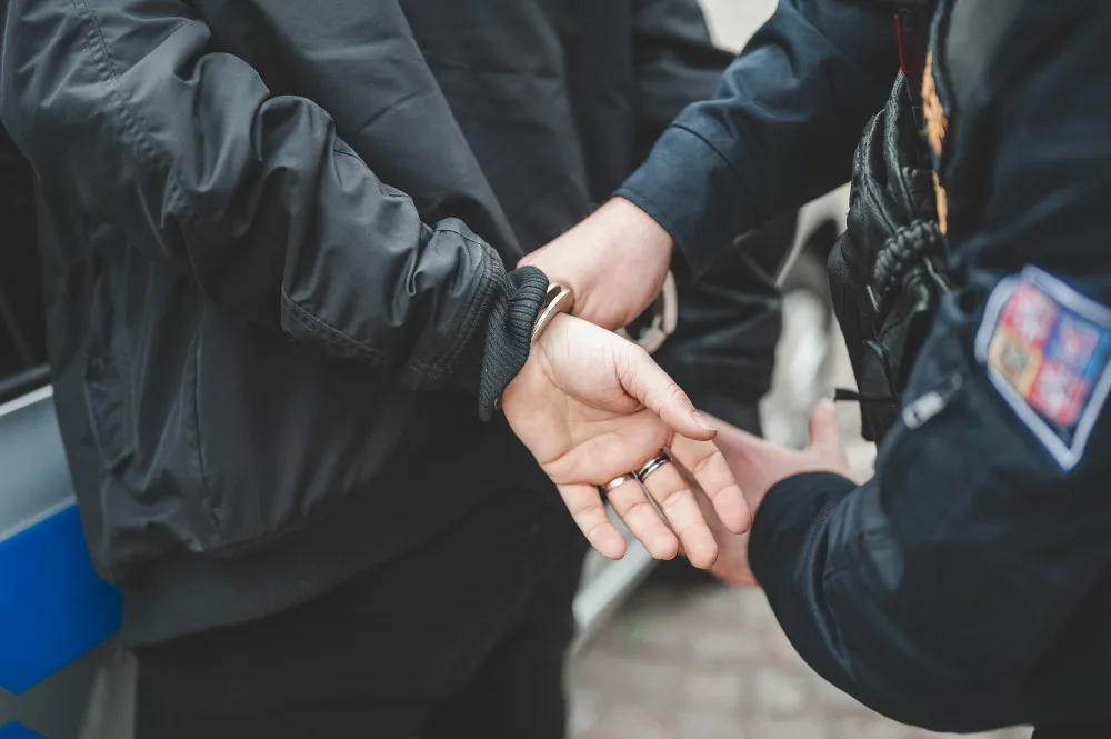 Muž se zbraní v ruce vyhrožoval bývalé partnerce. Zadržela ho policie