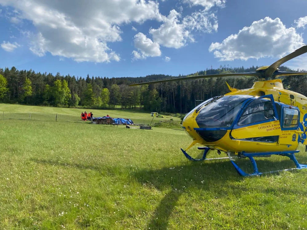 Na Prachaticku se zřítil paraglidista. Letěl pro něj vrtulník