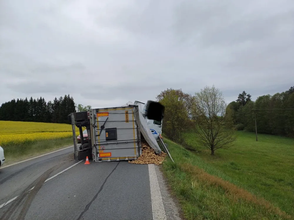U Temešváru se převrátil kamion převážející brambory, rozsypaný náklad blokuje silnici