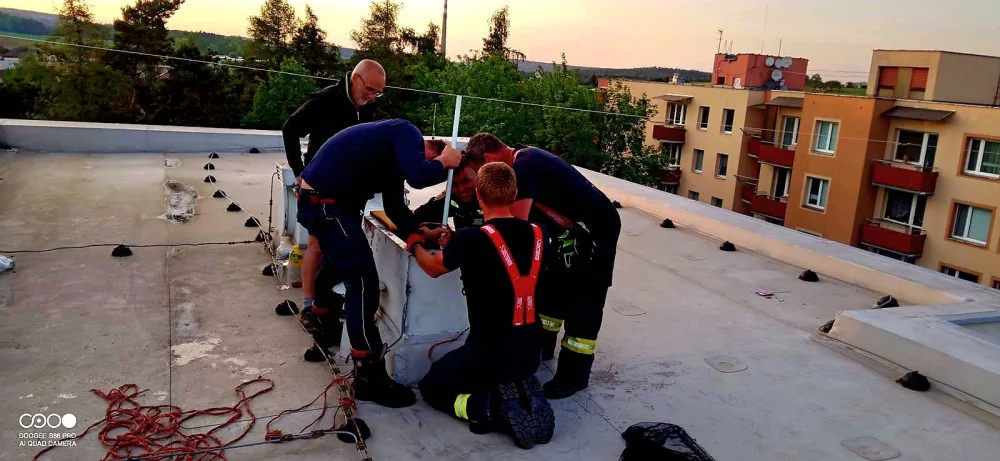 Kočka uvízla ve ventilační šachtě, záchranná akce trvala více než 12 hodin