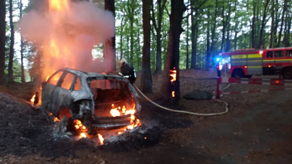 Netradiční zásah nedaleko Studené, jihočeští požárníci v lese hasili hořící Porsche Cayenne