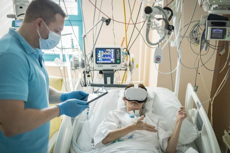 V jindřichohradecké nemocnici pomáhá pacientům zpátky na nohy nový rehabilitační trenažér i virtuální realita