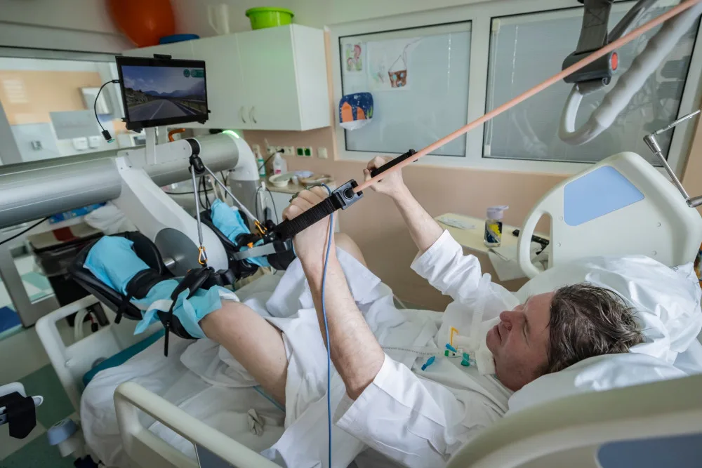 V jindřichohradecké nemocnici pomáhá pacientům zpátky na nohy nový rehabilitační trenažér i virtuální realita
