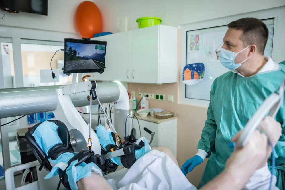 V jindřichohradecké nemocnici pomáhá pacientům zpátky na nohy nový rehabilitační trenažér i virtuální realita