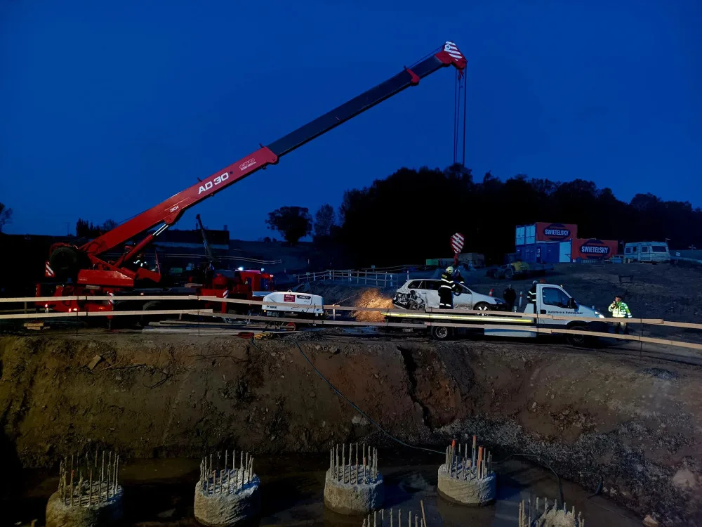Na staveništi dálnice D3 havaroval automobil, opilý řidič vylétl z vozovky a nabodl se na mostní piloty