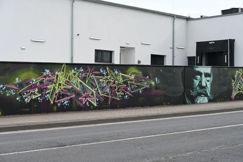 Písek má první legální plochu pro grafitti, zdobí jí díla odkazující na Františka Křižíka