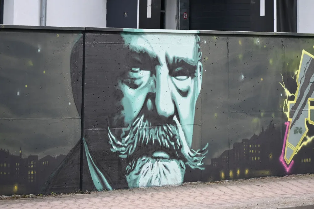 Písek má první legální plochu pro grafitti, zdobí jí díla odkazující na Františka Křižíka