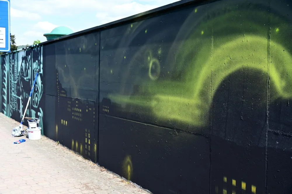 Písek má první legální plochu pro grafitti, zdobí jí díla odkazující na Františka Křižíka