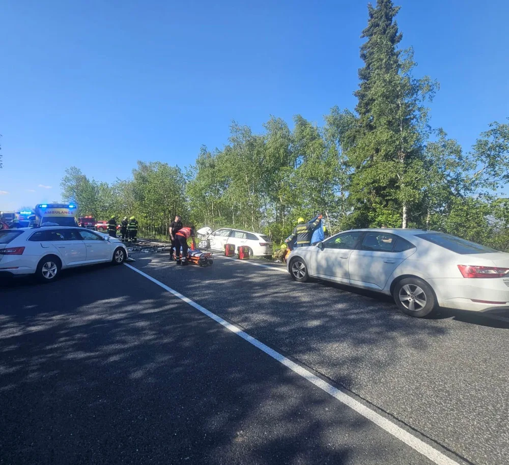 Vážná dopravní nehoda tří aut zablokovala dálnici D3 ve směru na Prahu, začínají se tvořit dlouhé kolony