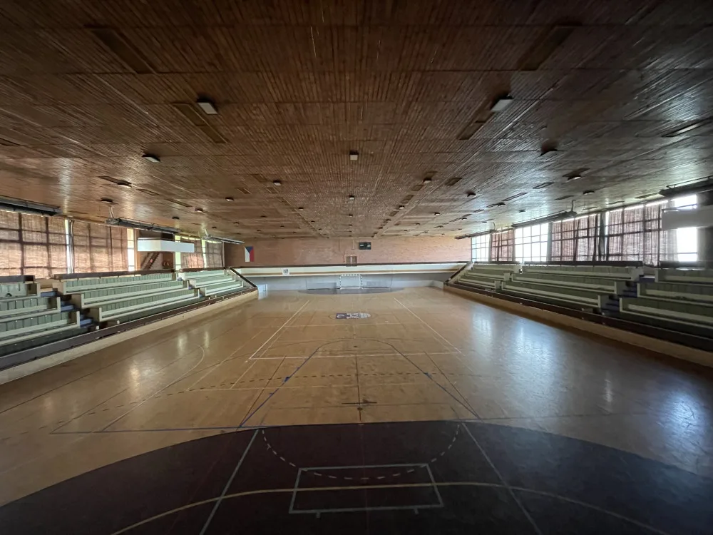Sportovní halu v Třeboni čeká nákladná rekonstrukce, nyní si můžete historickou stavbu naposledy prohlédnou