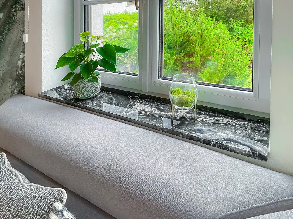 Vnitřní parapet z přírodního kamene – exkluzivní mramor Arabescato Grigio, zakázka na míru (Zdroj: Kamenictví TONE OF STONE)