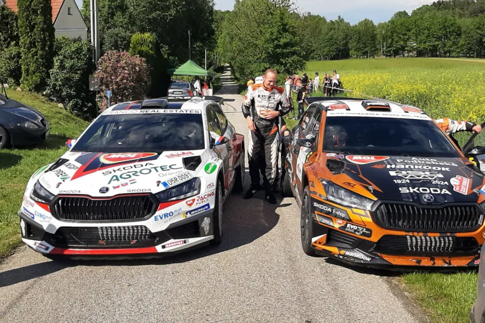 Desetisekundová penalizace kvůli pozdnímu příjezdu do časové kontroly stála vítězství v Rallye Český Krumlov Václava Pecha. Ten na skoro 170 kilometrech jednapadesátého ročníku dojel i navzdory penalizaci druhý za Dominikem Stříteským o pouhých osm deseti
