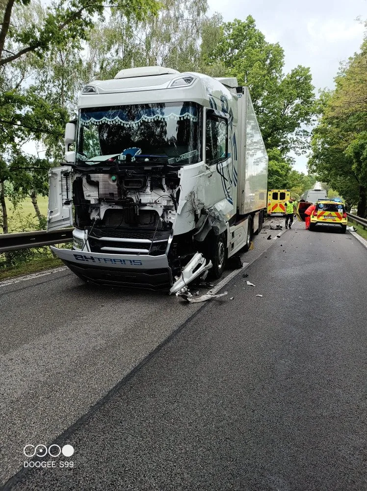 U Kaplice a Kardašovy Řečice se střetli kamiony s dalšími vozidly, hasiči museli řidiče z aut vyprostit