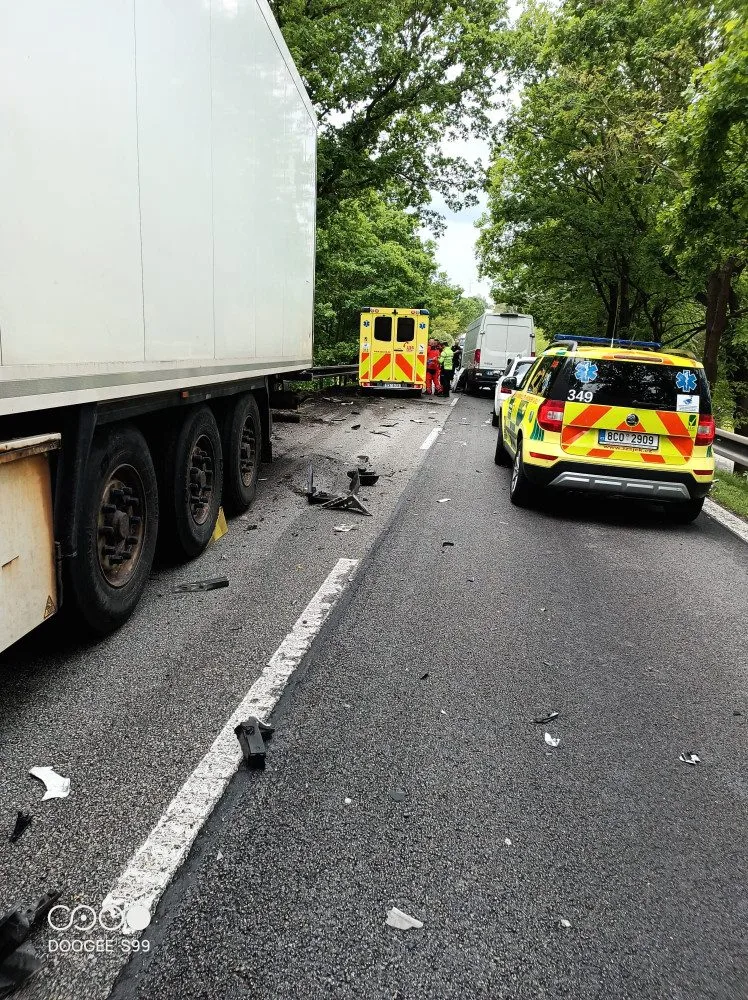 U Kaplice a Kardašovy Řečice se střetli kamiony s dalšími vozidly, hasiči museli řidiče z aut vyprostit