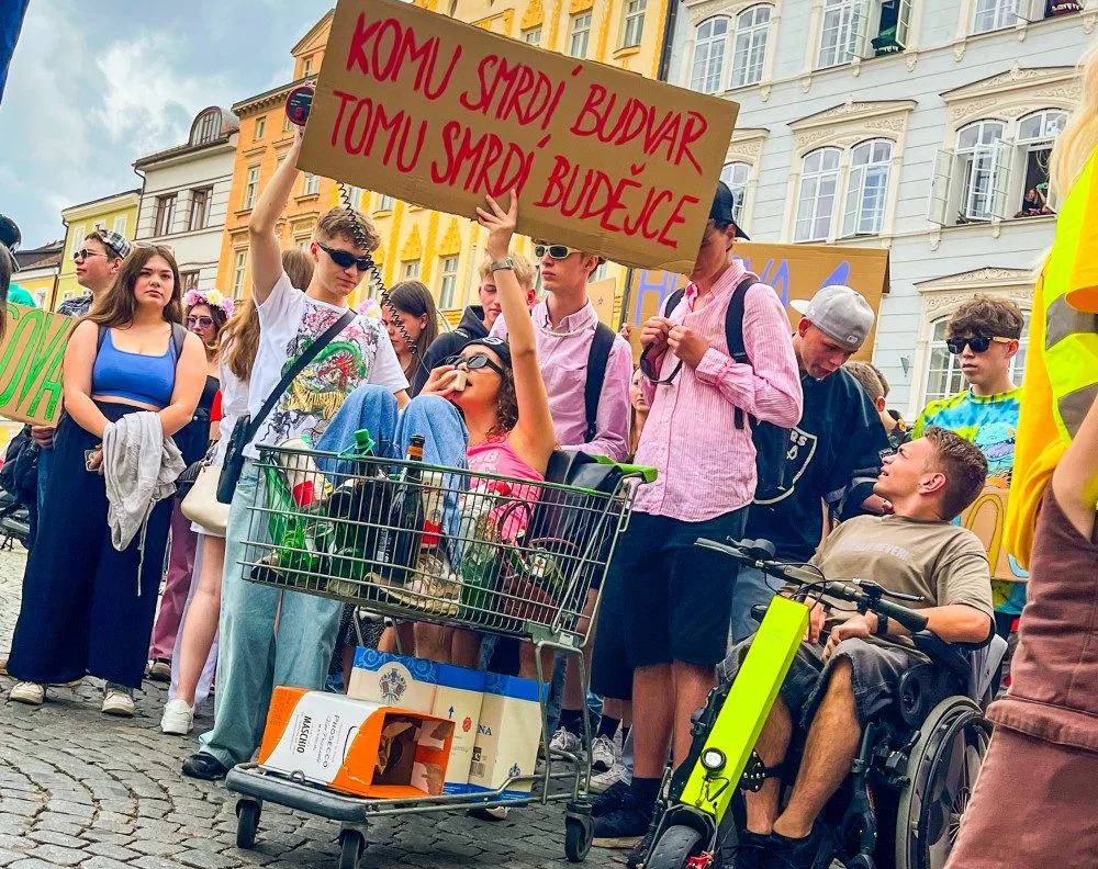 FOTO: Hudba, veselí a zábavné kostýmů, Budějovicemi prošel tradiční průvod studentů