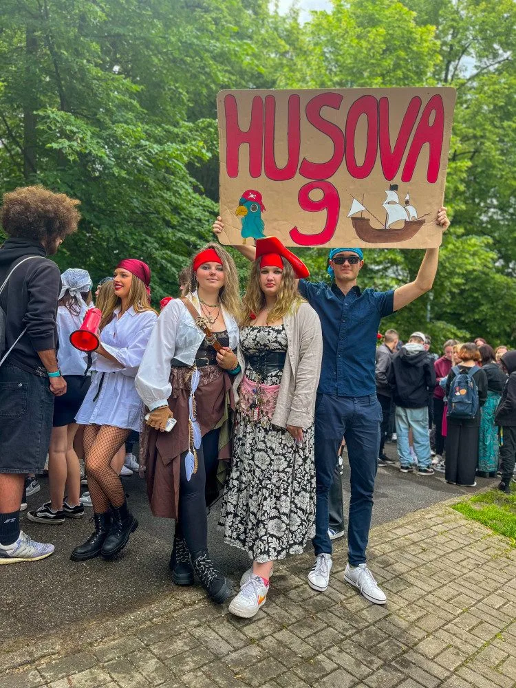 FOTO: Hudba, veselí a zábavné kostýmů, Budějovicemi prošel tradiční průvod studentů