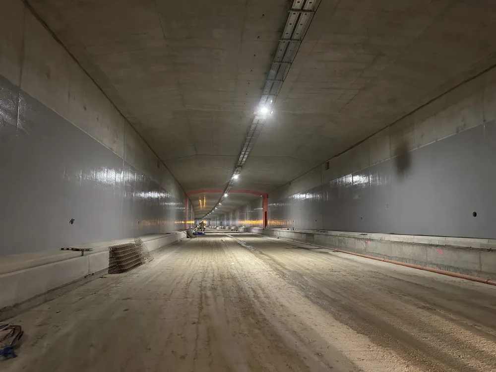 Začíná nejsložitější část stavby tunelu Pohůrka. Auta v něm projedou v prosinci