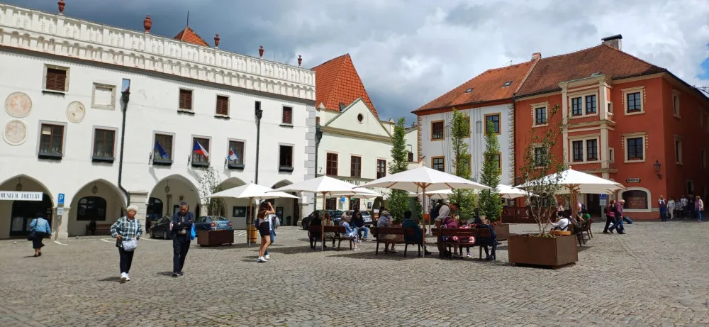 Slunečníky, lavičky a veřejná zeleň, v Českém Krumlově vyslyšeli stížnosti na rozpálené náměstí