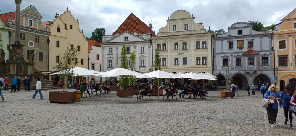 Slunečníky, lavičky a veřejná zeleň, v Českém Krumlově vyslyšeli stížnosti na rozpálené náměstí