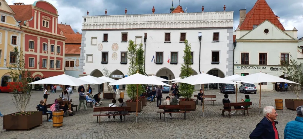 Slunečníky, lavičky a veřejná zeleň, v Českém Krumlově vyslyšeli stížnosti na rozpálené náměstí