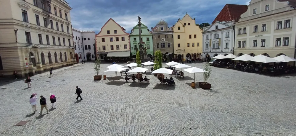 Slunečníky, lavičky a veřejná zeleň, v Českém Krumlově vyslyšeli stížnosti na rozpálené náměstí
