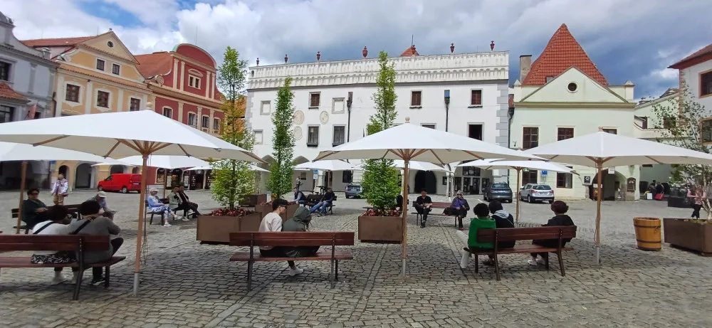 Slunečníky, lavičky a veřejná zeleň, v Českém Krumlově vyslyšeli stížnosti na rozpálené náměstí