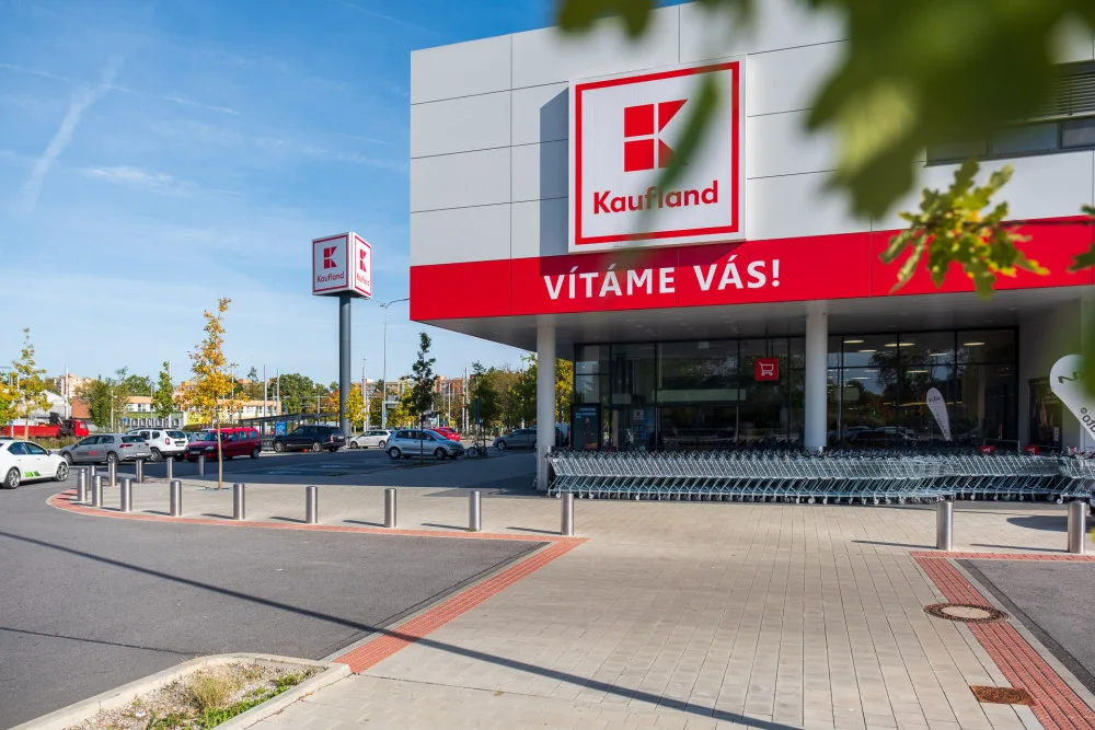 V okolí je i řada obchodů a dalších služeb.