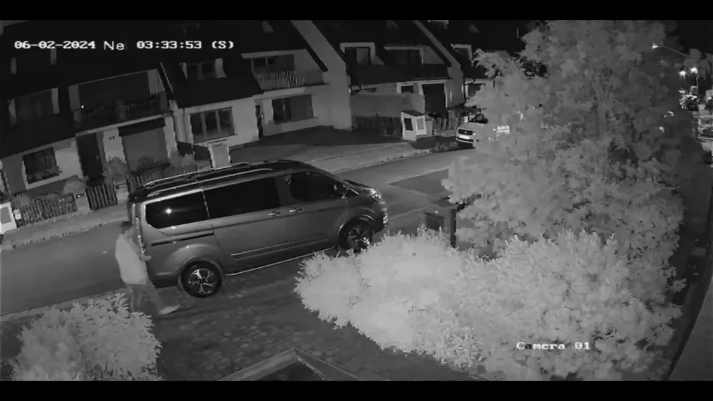 Po nocích se toulá městem a ničí cizí auta, policisté pátrají po vandalovi z Českých Budějovic