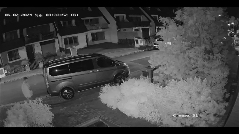 Po nocích se toulá městem a ničí cizí auta, policisté pátrají po vandalovi z Českých Budějovic