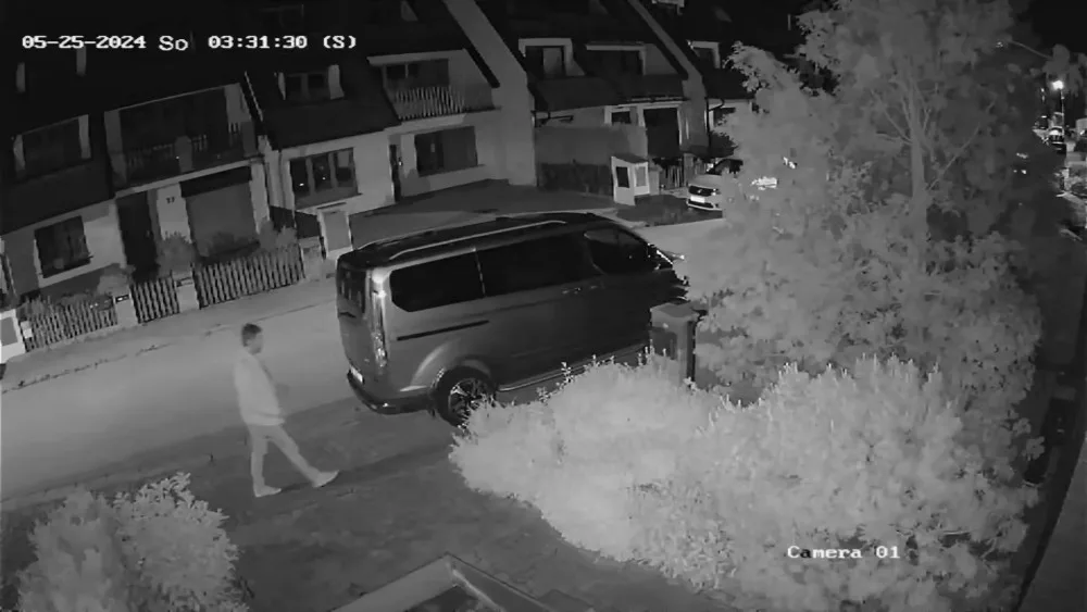 Po nocích se toulá městem a ničí cizí auta, policisté pátrají po vandalovi z Českých Budějovic