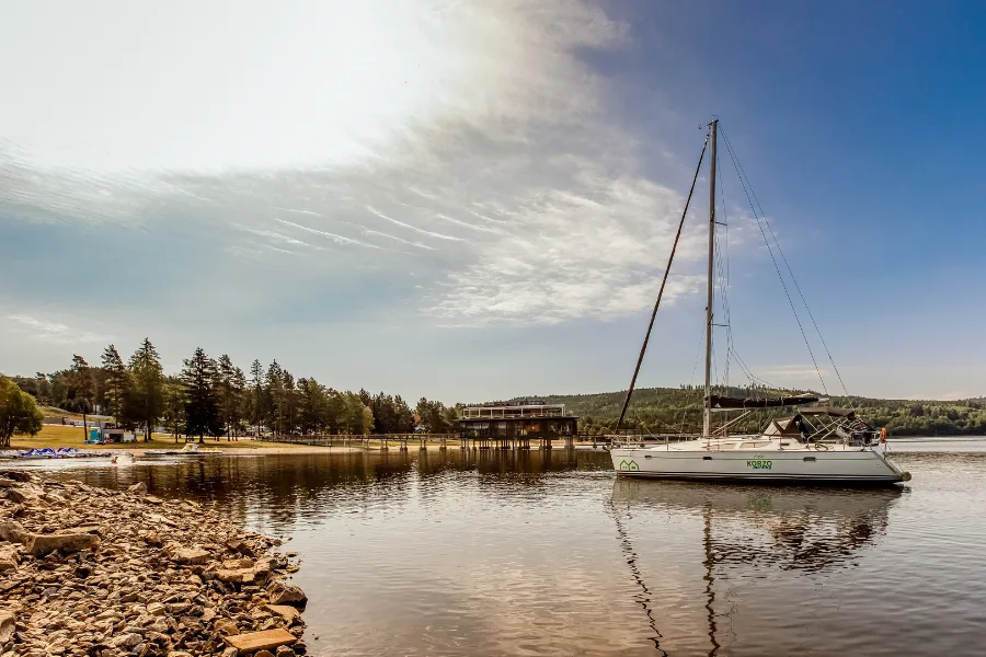 Lipno láká na aktivní dovolenou v apartmánech s vlastní flotilou plachetnic