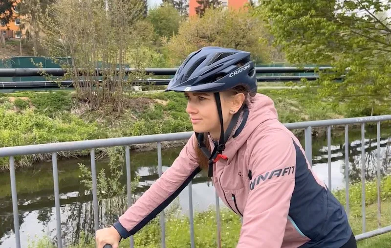 Cyklistická přilba může dítěti zachránit život. Pokud je správně vybraná a nasazená