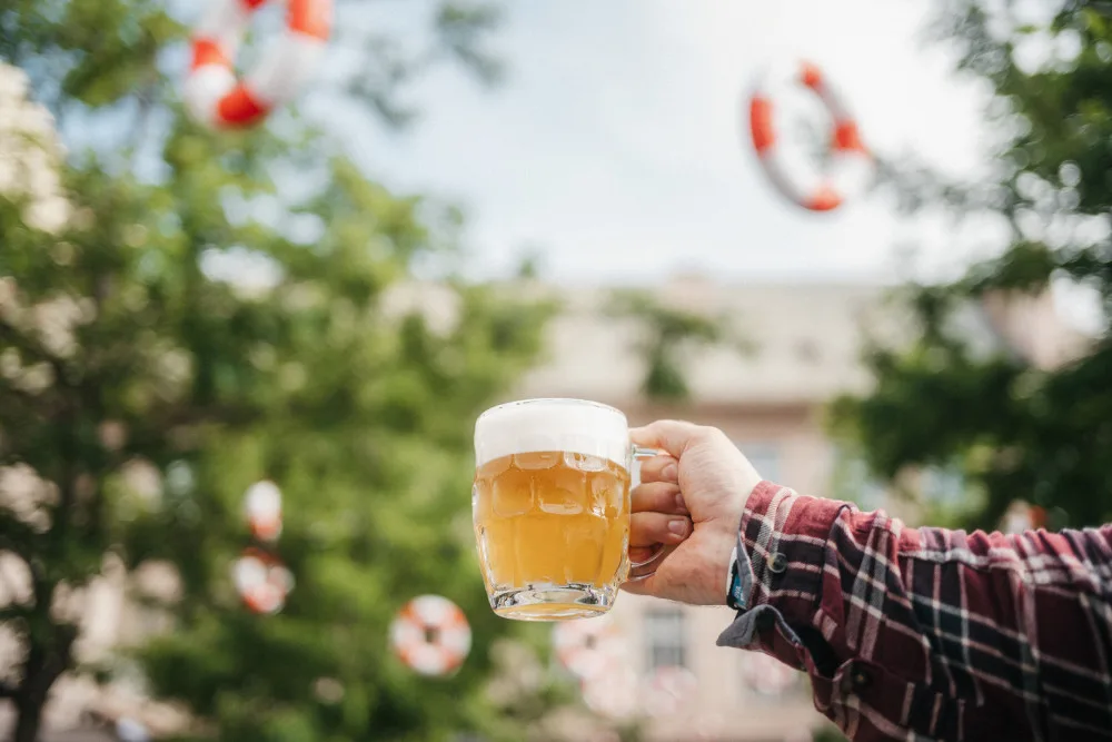 Dva pivovary, jedno pivo. Budějovický budvar představil letní limitku Na Pool uvařenou s minipivovarem dva kohouti