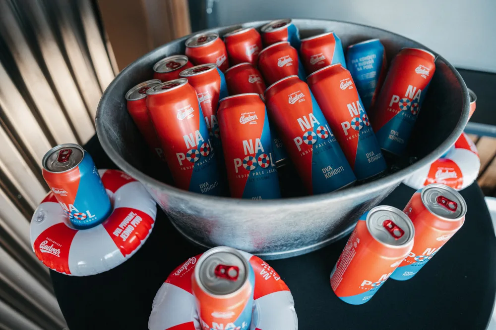 Dva pivovary, jedno pivo. Budějovický budvar představil letní limitku Na Pool uvařenou s minipivovarem dva kohouti