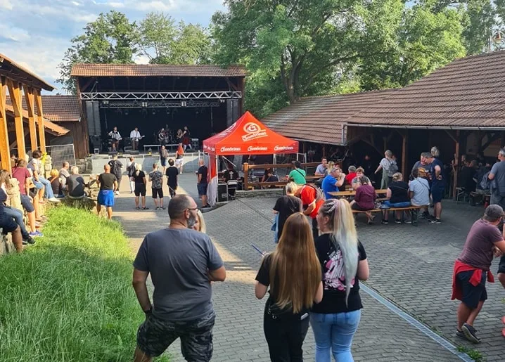 Holkov rozezní Rock show. Zahraje kapela TribU2