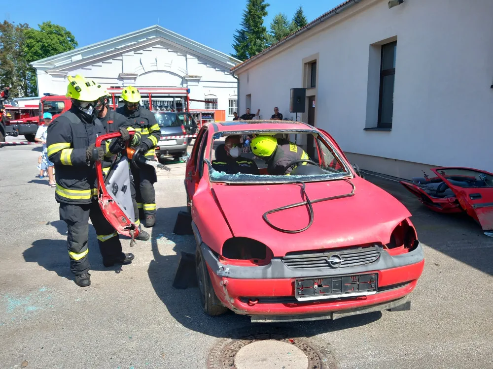 Den otevřených dveří na požárních stanicích nabídl ukázky těžké techniky i hasičských zásahů